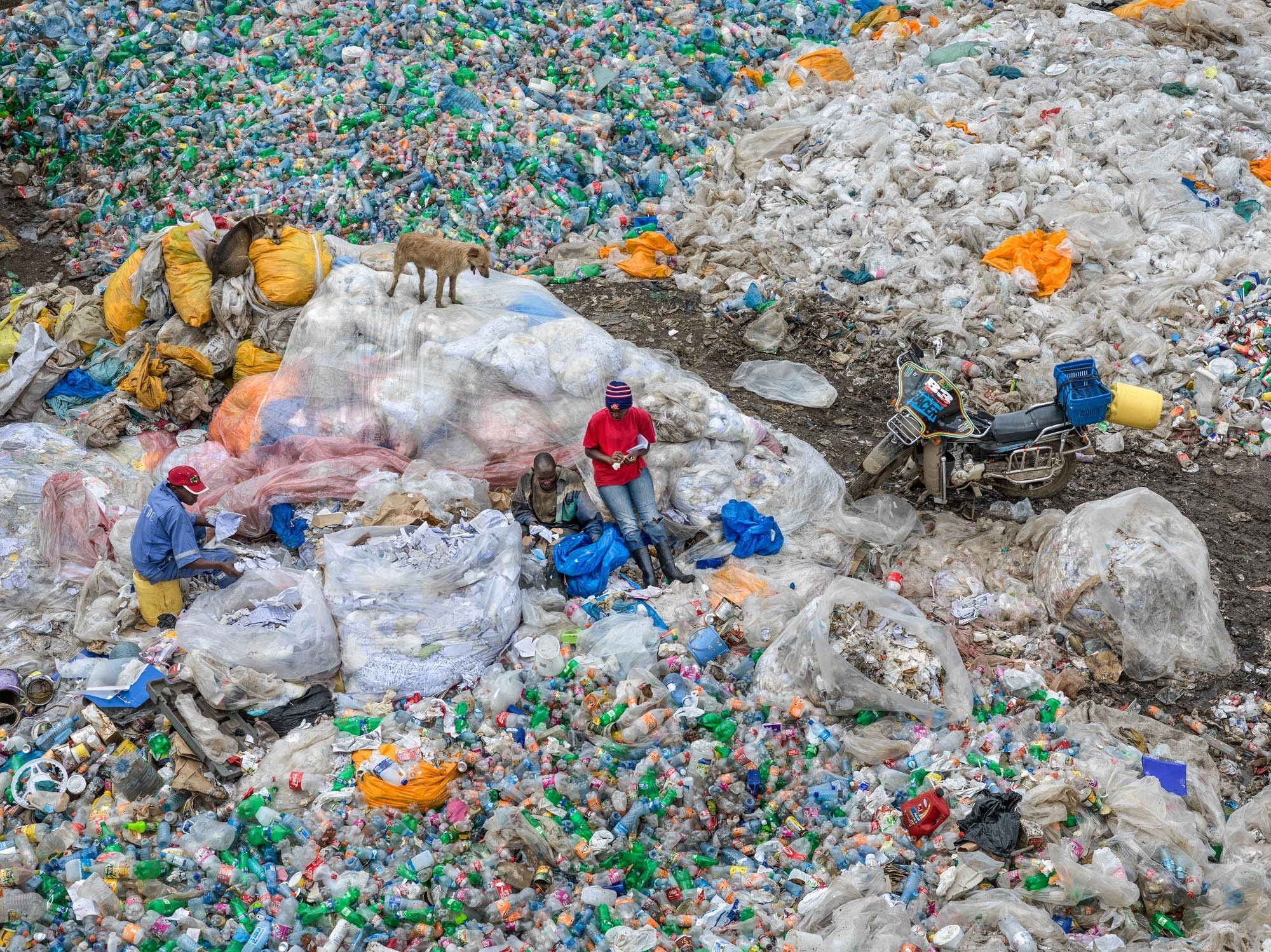 EDWARD BURTYNSKY. Dandora Landfill #3, Plastics Recycling, Nairobi, Kenya, 2016 ©courtesy Nicholas Metivier Gallery, Toronto / Flowers Gallery, London